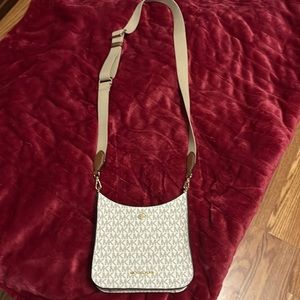 Michael Kors small logo messenger bag Creme Perfect for Spring New without tag
